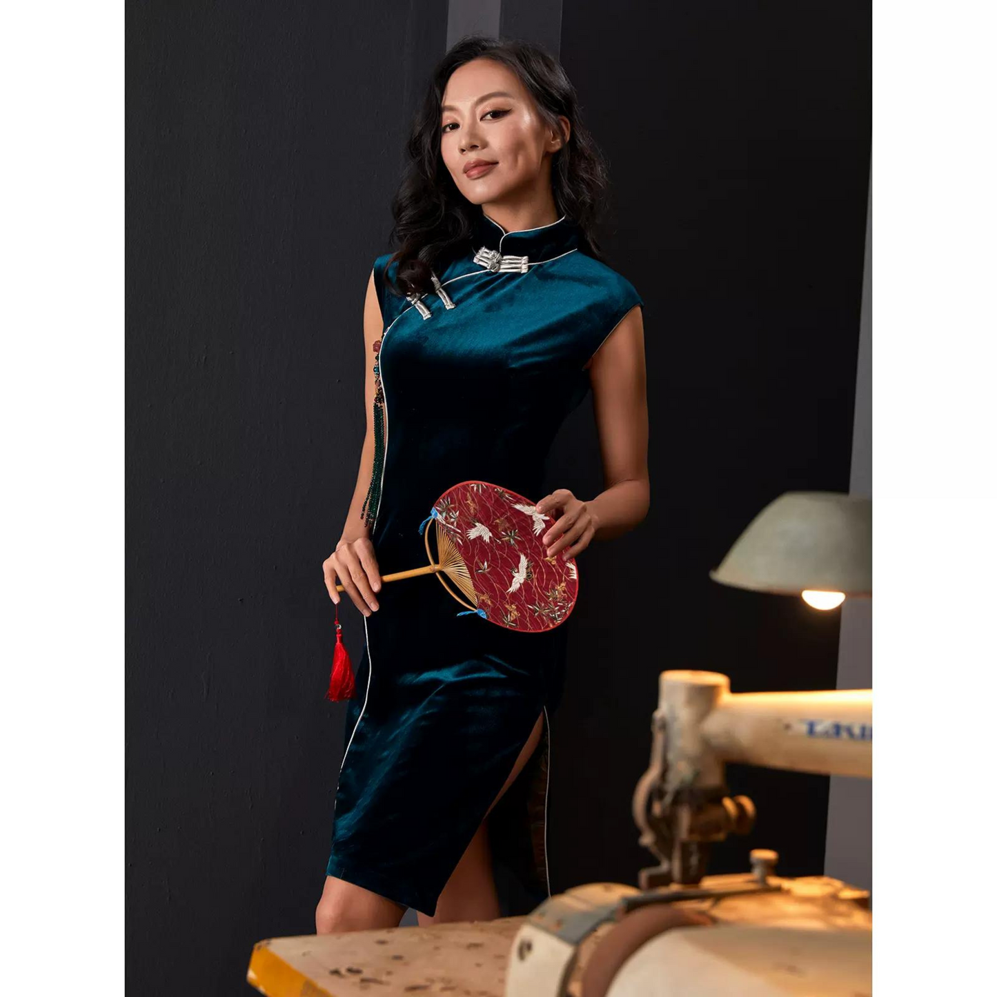 Velvet Peacock Blue Sleevless Qipao / Cheongsam